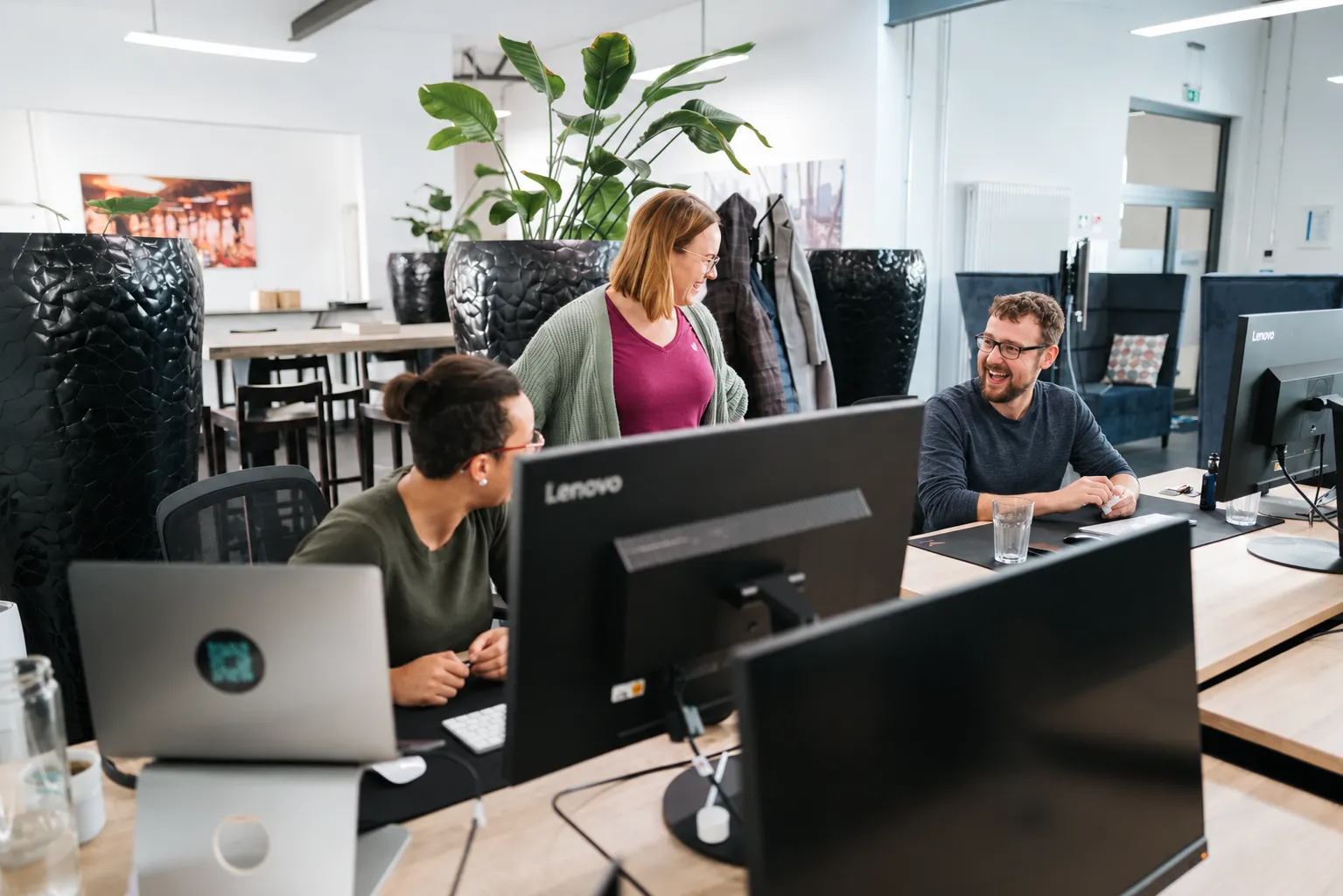 Das Team von digital cuisine im gemeinsamen Austausch im Büro Hannover